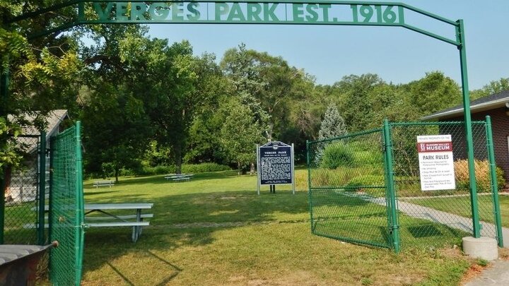 The green gate entry to Verges Park